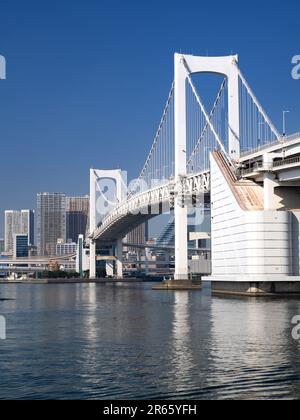 Rainbow Bridge e il porto di Tokyo Foto Stock