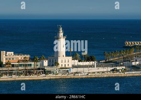 Faro (Farola) nel porto di Malaga nel 23 gennaio 2016 a Malaga, Andalusia, Spagna Foto Stock