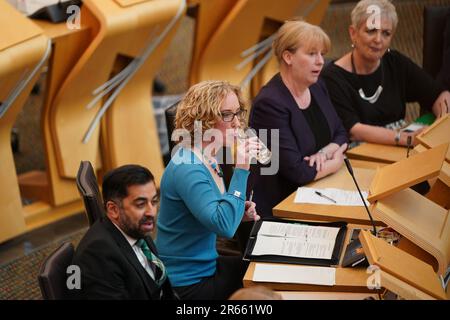 Il ministro circolare dell'economia del governo scozzese Lorna Slater ha rilasciato una dichiarazione agli MSP nella Scottish Parlaiment di Edimburgo sul piano di restituzione dei depositi. Data immagine: Mercoledì 7 giugno 2023. Foto Stock