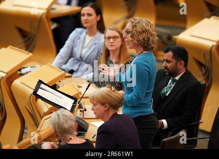 Il ministro circolare dell'economia del governo scozzese Lorna Slater ha rilasciato una dichiarazione agli MSP nella Scottish Parlaiment di Edimburgo sul piano di restituzione dei depositi. Data immagine: Mercoledì 7 giugno 2023. Foto Stock