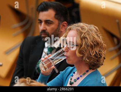 Il ministro circolare dell'economia del governo scozzese Lorna Slater ha rilasciato una dichiarazione agli MSP nella Scottish Parlaiment di Edimburgo sul piano di restituzione dei depositi. Data immagine: Mercoledì 7 giugno 2023. Foto Stock