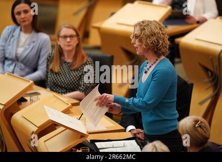 Il ministro circolare dell'economia del governo scozzese Lorna Slater ha rilasciato una dichiarazione agli MSP nella Scottish Parlaiment di Edimburgo sul piano di restituzione dei depositi. Data immagine: Mercoledì 7 giugno 2023. Foto Stock