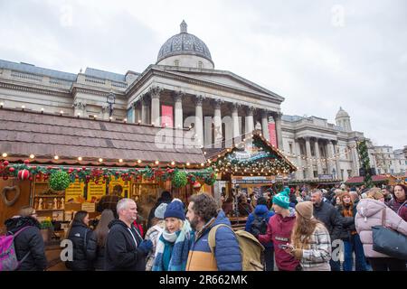 I mercatini di Natale si trovano a Trafalgar Square, nel centro di Londra. Foto Stock