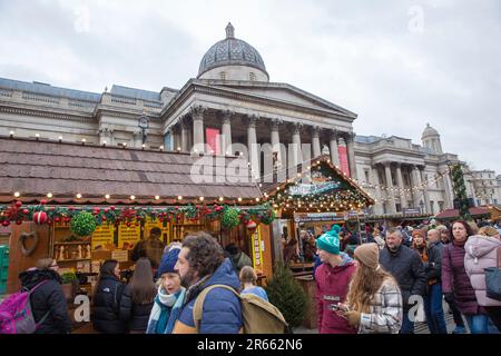 I mercatini di Natale si trovano a Trafalgar Square, nel centro di Londra. Foto Stock