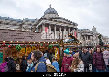 I mercatini di Natale si trovano a Trafalgar Square, nel centro di Londra. Foto Stock