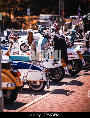 Ragazzi Scotter per strada Foto Stock