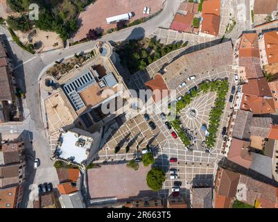 Vista panoramica aerea del castello e della piazza principale del comune di Torija situato nella provincia di Guadalajara, Castilla-la Mancha, Spagna. Foto Stock