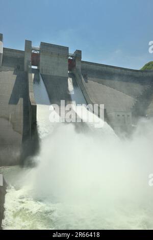 Diga di Gassan e scarico dell'acqua Foto Stock