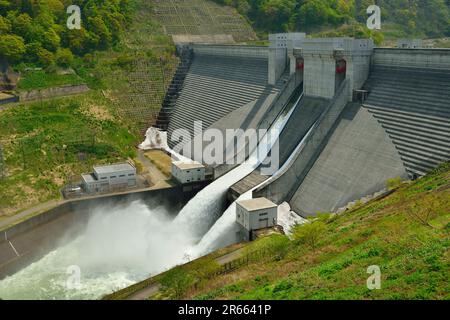 Diga di Gassan e scarico dell'acqua Foto Stock