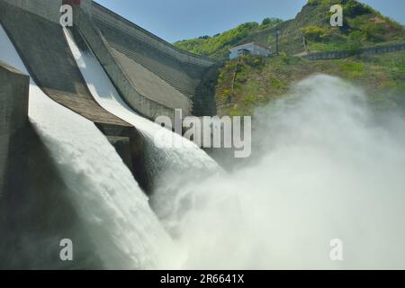 Diga di Gassan e scarico dell'acqua Foto Stock