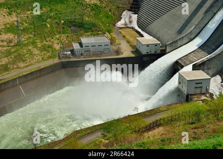 Diga di Gassan e scarico dell'acqua Foto Stock