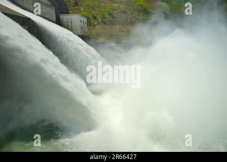 Diga di Gassan e scarico dell'acqua Foto Stock