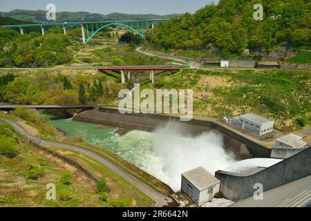 Diga di Gassan e scarico dell'acqua Foto Stock