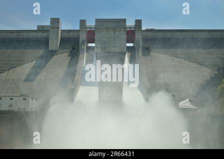 Diga di Gassan e scarico dell'acqua Foto Stock