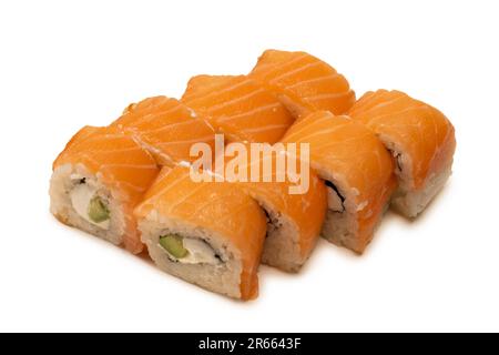Sushi con formaggio cremoso e salmone isolato su fondo bianco. Foto Stock
