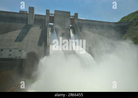 Diga di Gassan e scarico dell'acqua Foto Stock