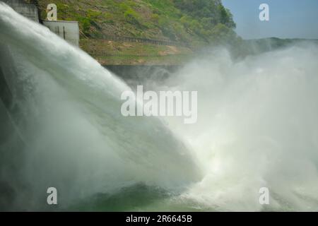 Diga di Gassan e scarico dell'acqua Foto Stock