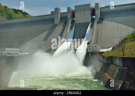 Diga di Gassan e scarico dell'acqua Foto Stock