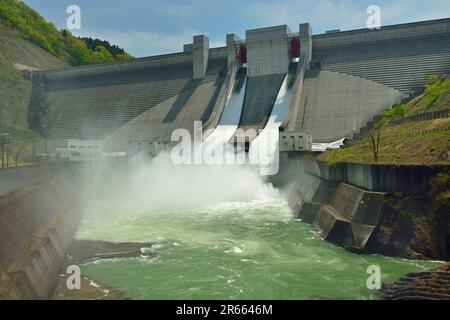 Diga di Gassan e scarico dell'acqua Foto Stock