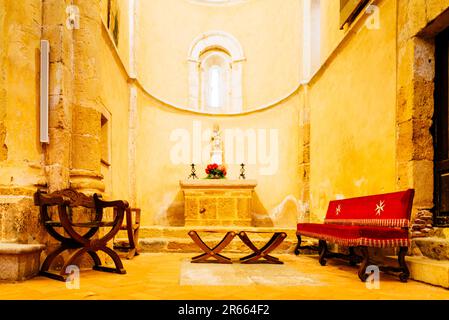 Immagine romanica della Vergine della Pace nella cappella dell'abside destra. All'interno della Chiesa della vera Croce, Iglesia de la vera Cruz, è un gatto romano Foto Stock