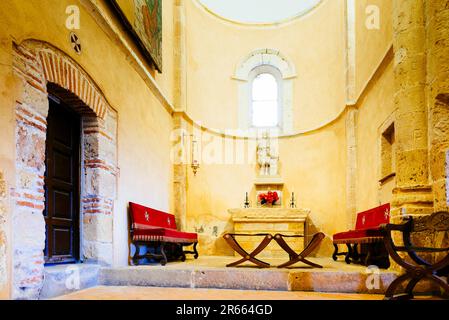 Immagine romanica della Vergine della Pace nella cappella dell'abside destra. All'interno della Chiesa della vera Croce, Iglesia de la vera Cruz, è un gatto romano Foto Stock