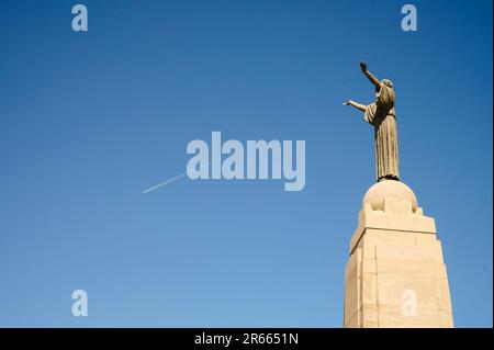 Monumento commemorativo di guerra ambientato contro il cielo estivo blu Foto Stock