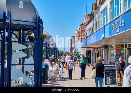 Gli amanti dello shopping a St Annes Square in un'intensa giornata estiva Foto Stock