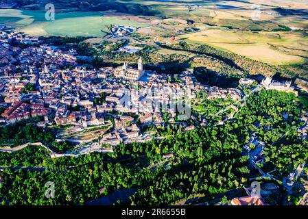 Vista aerea della città vecchia di Segovia all'alba. Segovia, Castilla y León, Spagna, Europa Foto Stock