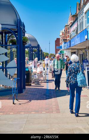 Gli amanti dello shopping a St Annes Square in un'intensa giornata estiva Foto Stock