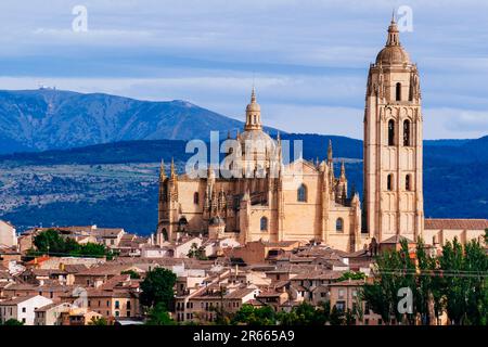 Vista generale della Cattedrale di Segovia sulla cima della collina sopra le mura medievali della città. La chiesa, dedicata alla Vergine Maria, è stata costruita in una chiesa gotica Foto Stock