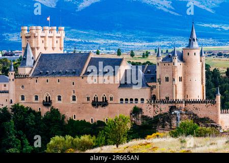 Il sole del tramonto sulla Torre di Giovanni II di Castiglia. Alcázar di Segovia, il Castello di Segovia, è un castello medievale situato nella città di Segovia. Aumento o Foto Stock