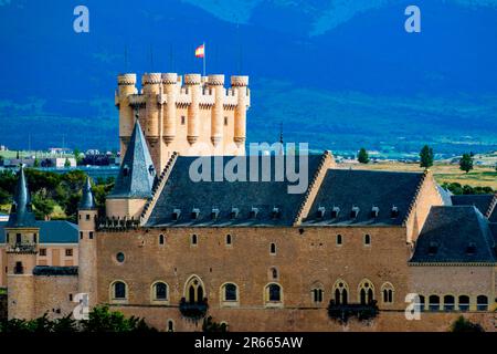 Il sole del tramonto sulla Torre di Giovanni II di Castiglia. Alcázar di Segovia, il Castello di Segovia, è un castello medievale situato nella città di Segovia. Aumento o Foto Stock