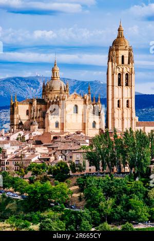 Vista generale della Cattedrale di Segovia sulla cima della collina sopra le mura medievali della città. La chiesa, dedicata alla Vergine Maria, è stata costruita in una chiesa gotica Foto Stock