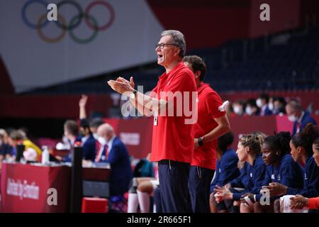 8 AGOSTO 2021 - Tokyo, Giappone: Il capo allenatore Olivier KRUMBHOLZ del Team France applaude i suoi giocatori nella medaglia d'oro femminile di pallamano tra la Francia e il Comitato Olimpico russo ai Giochi Olimpici di Tokyo 2020 (Foto: Mickael Chavet/RX) Foto Stock