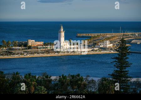 Faro (Farola) nel porto di Malaga nel 23 gennaio 2016 a Malaga, Andalusia, Spagna Foto Stock