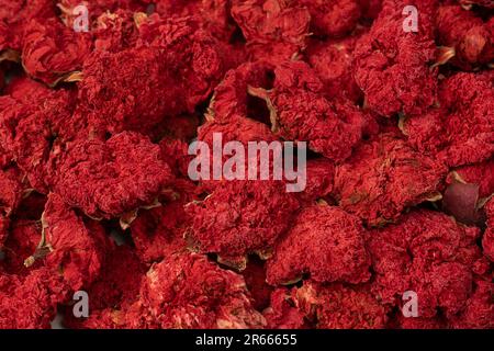 Fiore di melograno essiccato come sfondo. Vista dall'alto. Foto Stock