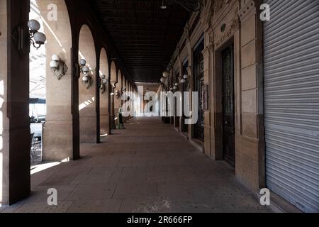 Vista del colonnato ad arco di Plaza del Castillo nel centro storico di Pamplona, Navarra. Spagna Foto Stock