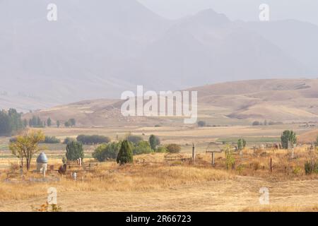 Antico cimitero kirghiso con edifici in pietra nel villaggio di Shabdan, Kirghizistan Foto Stock