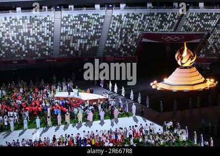 8 AGOSTO 2021 - Tokyo, Giappone: Seiko Hashimoto, Presidente del Comitato Organizzatore di Tokyo dei Giochi Olimpici e Paralimpici, parla accanto al Presidente del Comitato Olimpico Internazionale Thomas Bach durante la cerimonia di chiusura dei Giochi Olimpici di Tokyo del 2020 allo Stadio Olimpico (Foto: Mickael Chavet/RX) Foto Stock