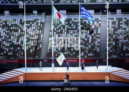 8 AGOSTO 2021 - Tokyo, Giappone: Il sindaco di Parigi Anne HIDALGO riceve la bandiera olimpica dal presidente del Comitato Olimpico Internazionale Thomas BACH durante la cerimonia di chiusura dei Giochi Olimpici di Tokyo 2020 allo Stadio Olimpico (Foto: Mickael Chavet/RX) Foto Stock