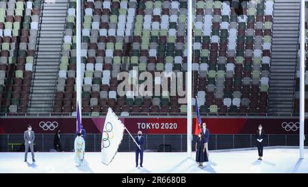 8 AGOSTO 2021 - Tokyo, Giappone: Il sindaco di Parigi Anne HIDALGO riceve la bandiera olimpica dal presidente del Comitato Olimpico Internazionale Thomas BACH durante la cerimonia di chiusura dei Giochi Olimpici di Tokyo 2020 allo Stadio Olimpico (Foto: Mickael Chavet/RX) Foto Stock