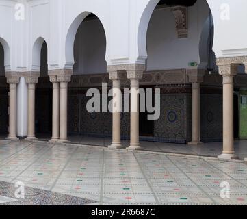 Interno della Grande Moschea di Parigi pieno di splendidi mosaici Foto Stock
