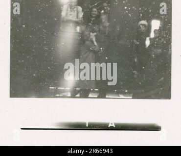 SS fotografo Bergmann, Johannes, Leibstandarte Adolf Hitler, Francia 1940 Bivouac e attività quotidiane sul campo; tombe tedesche; treno con i rifugiati; fanteria in marcia; consegna di truppe francesi e prigionieri di guerra; unità antiaerea di piccolo e grande calibro; catturato il campo aereo francese con aerei da combattimento; catturato il personale francese con carte e carte geografiche; Cerimonia di premiazione dell'unità con Sepp Dietrich; foto di singoli vincitori e membri dell'unità; attività post-armistizio come manutenzione del veicolo, relax dei membri dell'unità, addestramento fisico dell'unità e altri compiti quotidiani, foto paesaggistiche o Foto Stock