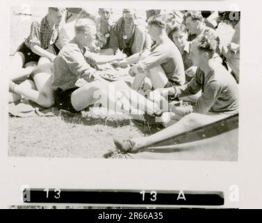 SS fotografo Bergmann, Johannes, Leibstandarte Adolf Hitler, Francia 1940 Bivouac e attività quotidiane sul campo; tombe tedesche; treno con i rifugiati; fanteria in marcia; consegna di truppe francesi e prigionieri di guerra; unità antiaerea di piccolo e grande calibro; catturato il campo aereo francese con aerei da combattimento; catturato il personale francese con carte e carte geografiche; Cerimonia di premiazione dell'unità con Sepp Dietrich; foto di singoli vincitori e membri dell'unità; attività post-armistizio come manutenzione del veicolo, relax dei membri dell'unità, addestramento fisico dell'unità e altri compiti quotidiani, foto paesaggistiche o Foto Stock