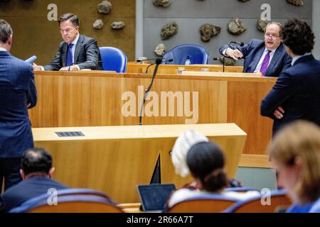 L'AIA - il primo Ministro Mark Rutte e Hans Vijlbrief, Segretario di Stato per l'estrazione mineraria durante un dibattito sulla relazione della commissione parlamentare d'inchiesta sull'estrazione di gas naturale a Groningen. ANP ROBIN UTRECHT olanda fuori - belgio fuori Foto Stock