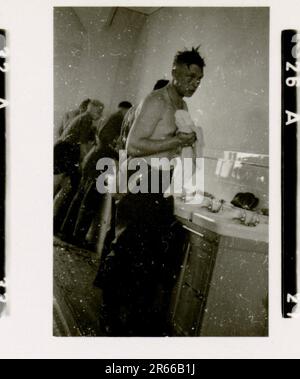 SS fotografo Bergmann, Johannes, Leibstandarte Adolf Hitler, Francia 1940 Bivouac e attività quotidiane sul campo; tombe tedesche; treno con i rifugiati; fanteria in marcia; consegna di truppe francesi e prigionieri di guerra; unità antiaerea di piccolo e grande calibro; catturato il campo aereo francese con aerei da combattimento; catturato il personale francese con carte e carte geografiche; Cerimonia di premiazione dell'unità con Sepp Dietrich; foto di singoli vincitori e membri dell'unità; attività post-armistizio come manutenzione del veicolo, relax dei membri dell'unità, addestramento fisico dell'unità e altri compiti quotidiani, foto paesaggistiche o Foto Stock