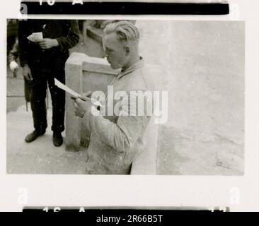 SS fotografo Bergmann, Johannes, Leibstandarte Adolf Hitler, Francia 1940 Bivouac e attività quotidiane sul campo; tombe tedesche; treno con i rifugiati; fanteria in marcia; consegna di truppe francesi e prigionieri di guerra; unità antiaerea di piccolo e grande calibro; catturato il campo aereo francese con aerei da combattimento; catturato il personale francese con carte e carte geografiche; Cerimonia di premiazione dell'unità con Sepp Dietrich; foto di singoli vincitori e membri dell'unità; attività post-armistizio come manutenzione del veicolo, relax dei membri dell'unità, addestramento fisico dell'unità e altri compiti quotidiani, foto paesaggistiche o Foto Stock