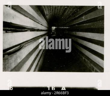 SS fotografo Bergmann, Johannes, Leibstandarte Adolf Hitler, Francia 1940 Bivouac e attività quotidiane sul campo; tombe tedesche; treno con i rifugiati; fanteria in marcia; consegna di truppe francesi e prigionieri di guerra; unità antiaerea di piccolo e grande calibro; catturato il campo aereo francese con aerei da combattimento; catturato il personale francese con carte e carte geografiche; Cerimonia di premiazione dell'unità con Sepp Dietrich; foto di singoli vincitori e membri dell'unità; attività post-armistizio come manutenzione del veicolo, relax dei membri dell'unità, addestramento fisico dell'unità e altri compiti quotidiani, foto paesaggistiche o Foto Stock