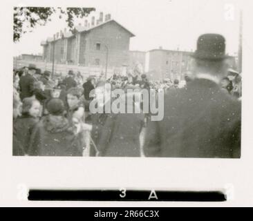 SS fotografo Bergmann, Johannes, Leibstandarte Adolf Hitler, Francia 1940 Bivouac e attività quotidiane sul campo; tombe tedesche; treno con i rifugiati; fanteria in marcia; consegna di truppe francesi e prigionieri di guerra; unità antiaerea di piccolo e grande calibro; catturato il campo aereo francese con aerei da combattimento; catturato il personale francese con carte e carte geografiche; Cerimonia di premiazione dell'unità con Sepp Dietrich; foto di singoli vincitori e membri dell'unità; attività post-armistizio come manutenzione del veicolo, relax dei membri dell'unità, addestramento fisico dell'unità e altri compiti quotidiani, foto paesaggistiche o Foto Stock