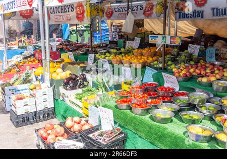 Catchey's Fruit & Veg Stall in Ipswich Market, Westgate Street, The Cornhill, Ipswich, Suffolk, Inghilterra, Regno Unito Foto Stock